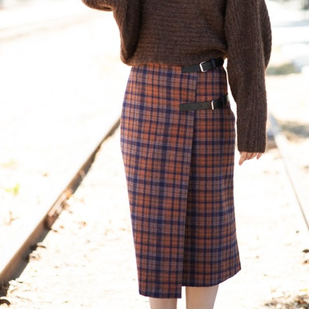 New ✨ Plaid pattern wool wrap midi skirt